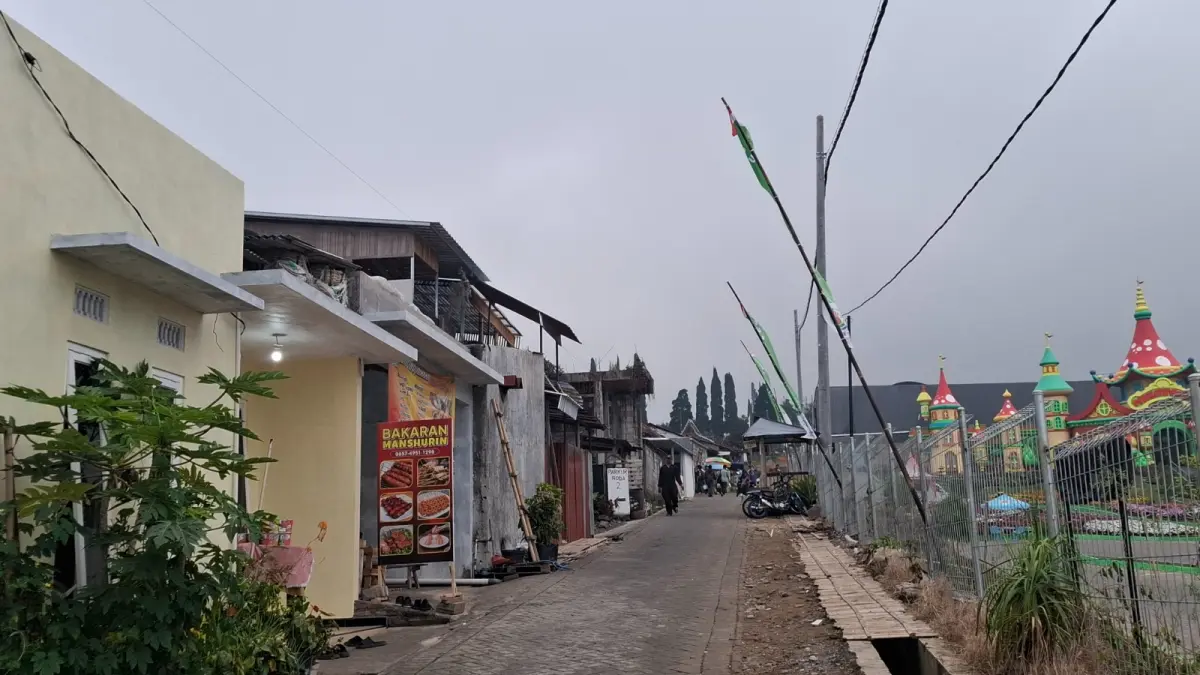 SOLUSI KULINER: Warga Dusun Junggo, Desa Tulungrejo, Kecamatan Bumiaji membangun pasar kuliner UMKM di samping wisata Mikutopia untuk membayar ganti rugi lahan yang mereka tempati.