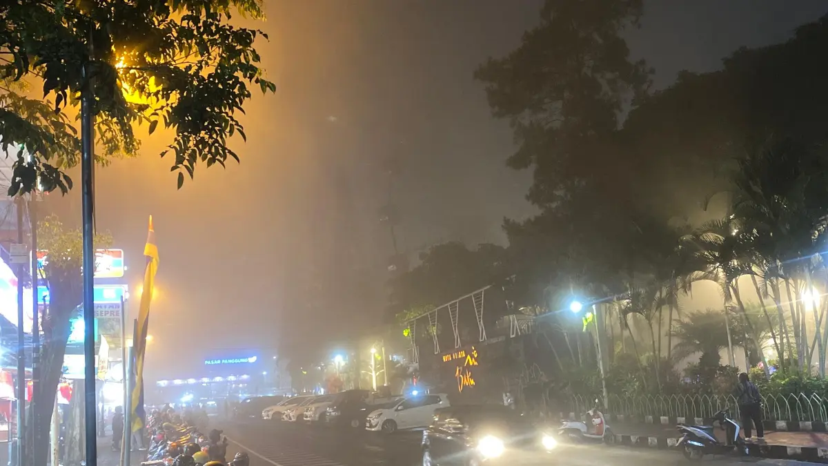 SUHU RENDAH: Suasana kawasan Alun-Alun Kota Wisata Batu berkabut beberapa waktu lalu. (Rori Dinanda Bestari/RADAR BATU)