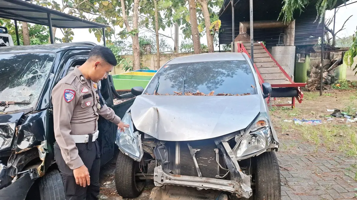 BARANG BUKTI: Beberapa barang bukti kecelakaan lalu lintas kendaraan roda empat mangkrak di Polres Batu. Mayoritas pemilik enggan mengurus proses pengambilan.