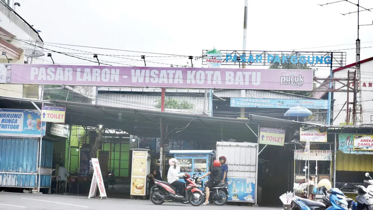 DIDATA ULANG: Kondisi pasar kuliner di Alun-Alun Kota Batu tampak sepi pada siang hari. Hanya ada satu dua orang yang sesekali melintas.
