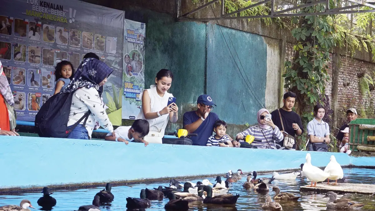 KUNJUNGAN MENINGKAT: Sejumlah wisatawan menikmati liburan di Eco Active Park saat libur panjang beberapa waktu lalu.