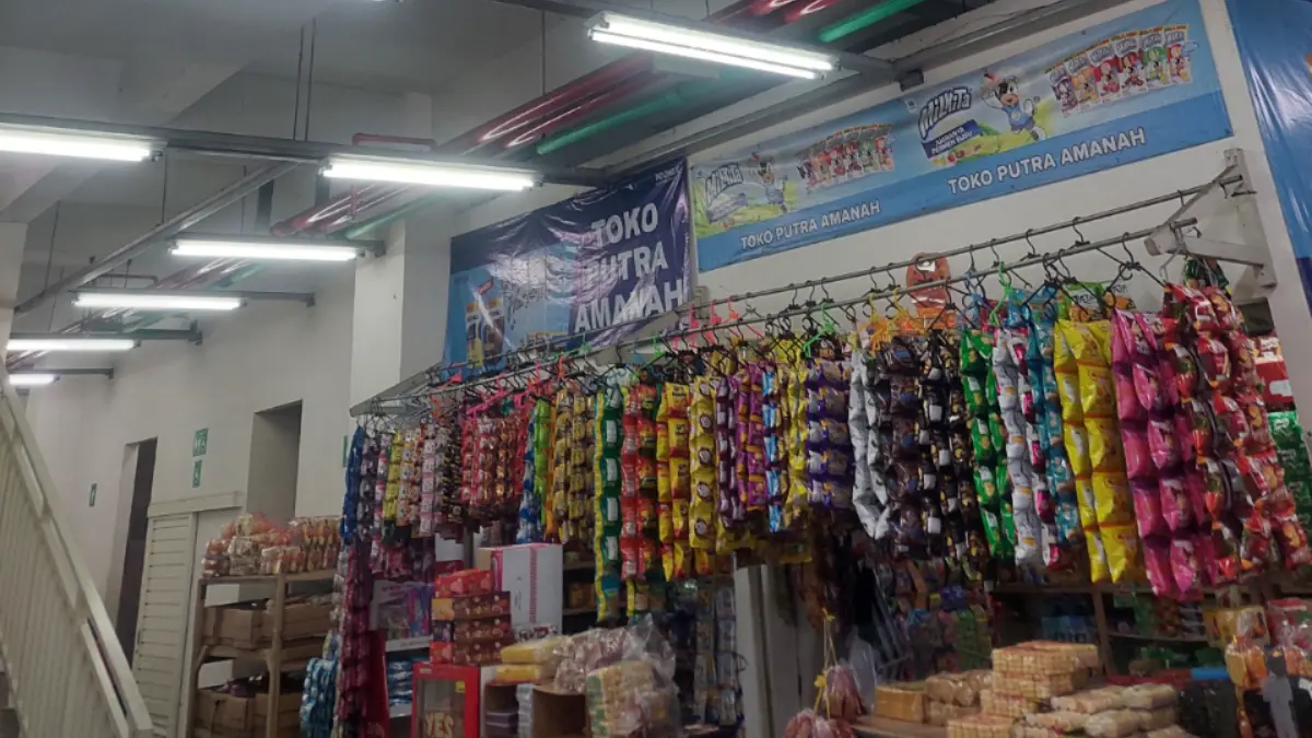 BEROPERASI: Beberapa pedagang peracangan di lantai satu tidak hanya menjadikan kiosnya untuk arena transaksi aktif, melainkan juga memanfaatkan kios lainnya sebagai gudang penyimpanan stok barang.