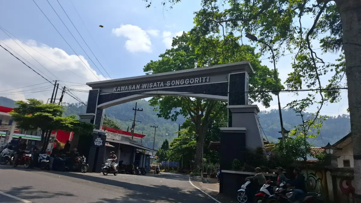 DESAK REVITALISASI: Gerbang legendaris Songgoriti yang merekam jejak kejayaan wisata masa lampau, kini dinanti publik untuk segera dibenahi melalui langkah nyata