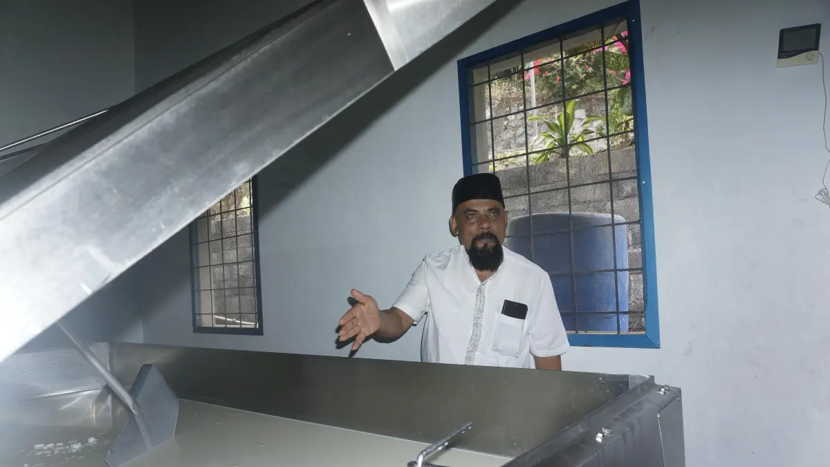 PRODUK LOKAL: Ketua Koperasi Margo Makmur Mandiri Muhammad Munir menunjukkan pengolahan susu di Dusun Brau, Desa Gunungsari beberapa waktu lalu.