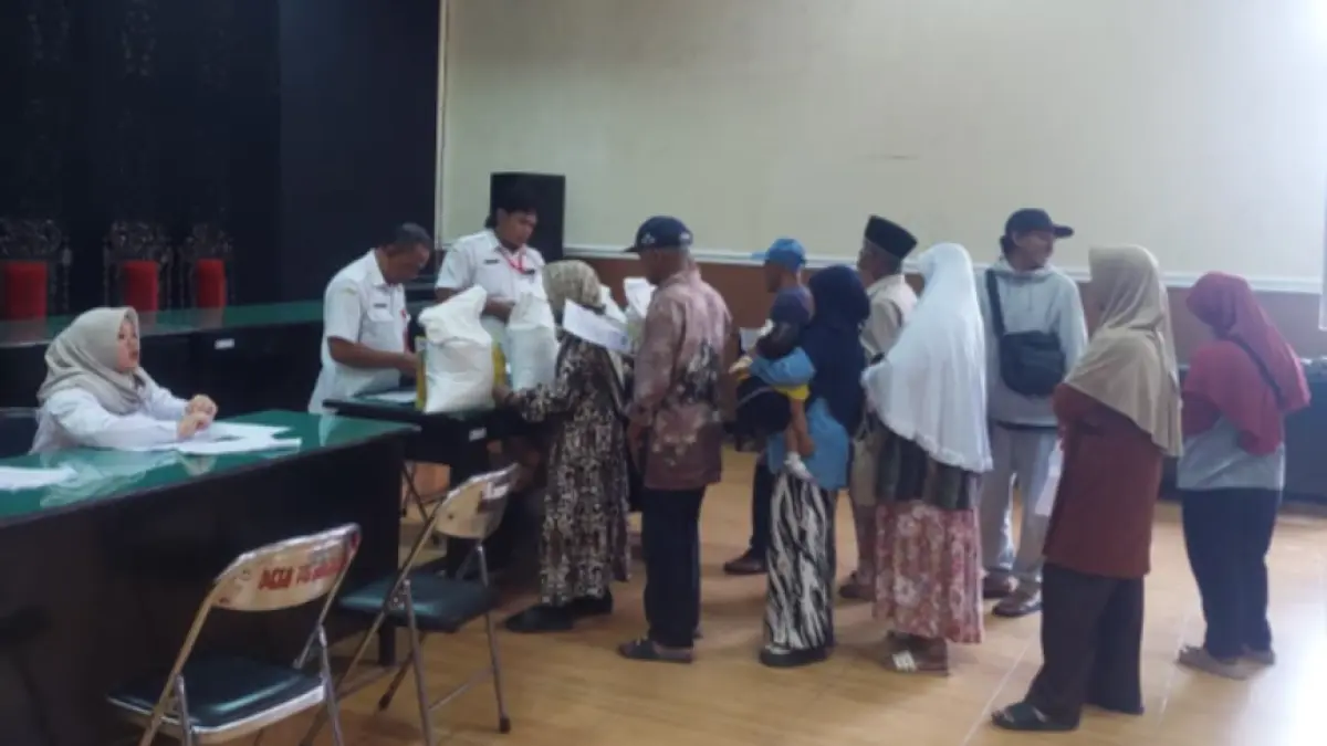 TERTIB: Ratusan Keluarga Penerima Manfaat (KPM) mengantre untuk mendapatkan bantuan sosial di Balai Desa Tulungrejo, Kecamatan Bumiaji pada 3 Juni lalu