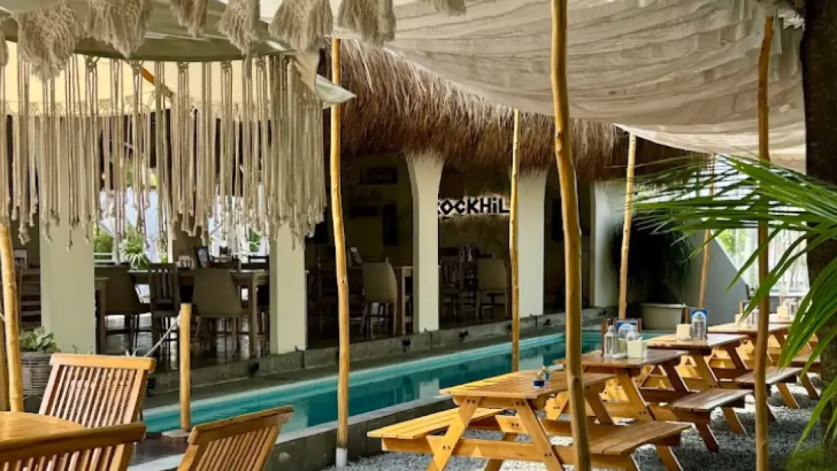 Rockhills cafe dengan vibes Bali (Instagram @rockhillsbatu)
