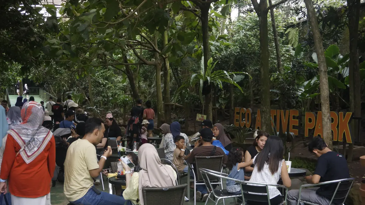 TUMBUH POSITIF: Sejumlah wisatawan memadati restoran di kawasan Eco Active Park beberapa waktu lalu.