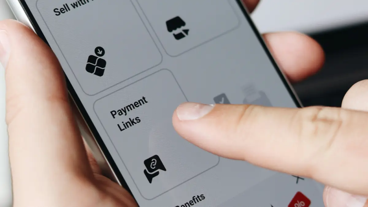 Ilustrasi menggunakan e-wallet. (Sumber: Unsplash).