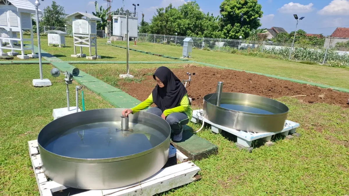 PERUBAHAN IKLIM: Forecaster Badan Meteorologi, Klimatologi, dan Geofisika (BMKG) Karangploso Retno Wulandari menjelaskan dampak kenaikan suhu kelembaban beberapa hari lalu.