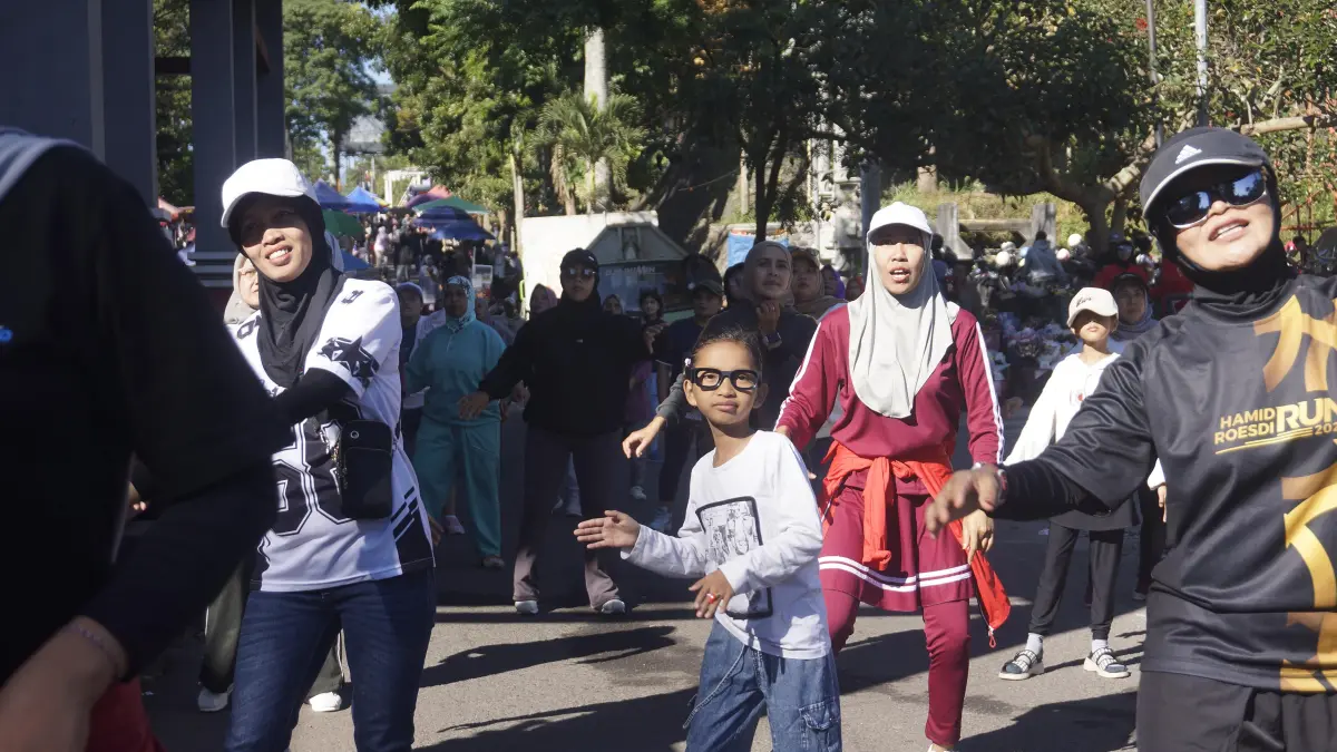 SEMANGAT: Salah seorang anak-anak bergabung dalam event zumba bersama di CFD Mbatu Sae kemarin pagi (7/6).