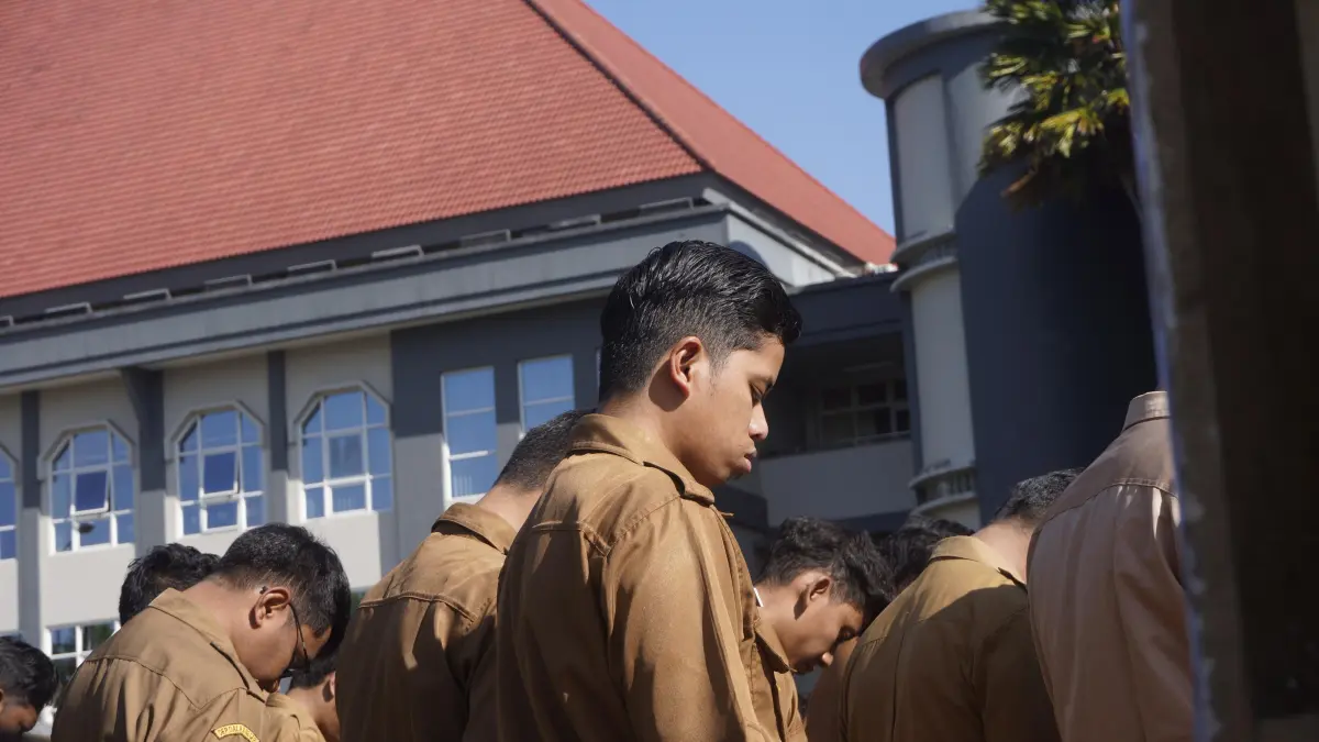 APEL PAGI: Salah seorang ASN Pemkot Batu mengikuti apel rutin beberapa waktu lalu.