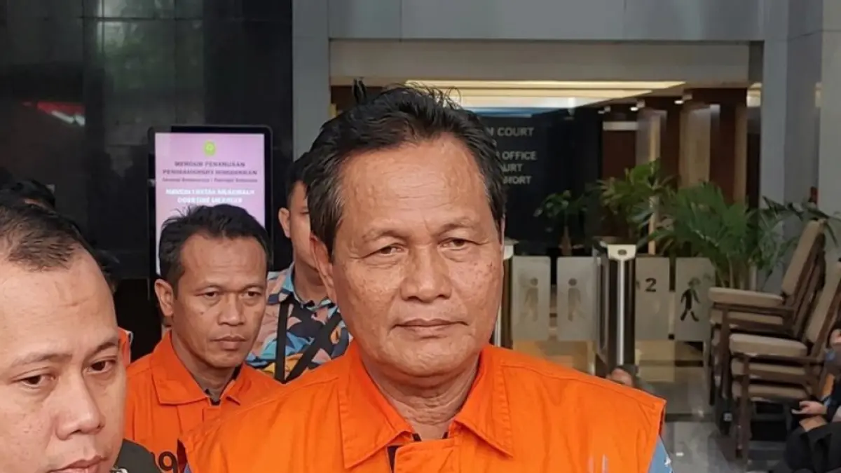Bupati Muara Enim Edison berjalan keluar dari gedung KPK dengan mengenakan rompi oranye, Selasa (9/6). (Sumber: Istimewa).