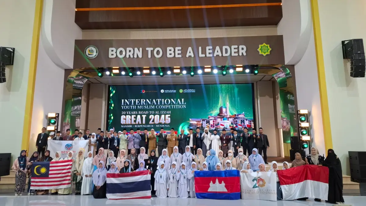  EVENT: Foto bersama pimpinan Mahad Al Izzah dan peserta dari berbagai negara Asean diajang Internasional Youth Muslim Competittion yang diadakan di Mahad Al Izzah Kota Batu kemarin (8/6)
