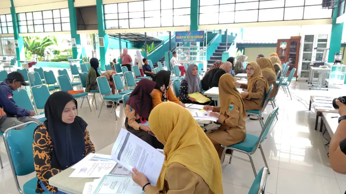 PENDAFTARAN BERLANJUT: Beberapa siswa dan wali murid menyerahkan berkas pendaftaran di SMP Negeri 1 Batu beberapa hari lalu. SPMB jalur prestasi mulai dibuka sejak kemarin (8/6).