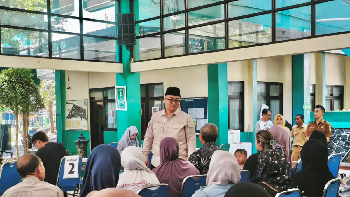 DIPANTAU KETAT:&nbsp;Kepala Dinas Pendidikan Kota Batu Alfi Nurhidayat memantau proses pendaftaran SPMB di SMP Negeri 1 Batu pada Selasa lalu (9/6).