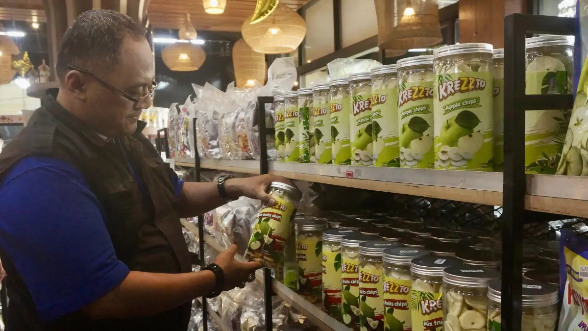 HARGA NAIK:&nbsp;General Manager Pusat Oleh-Oleh Buah Tangan Didik Sulistyo, sedang mengcek beberapa produk kemarin (10/6).