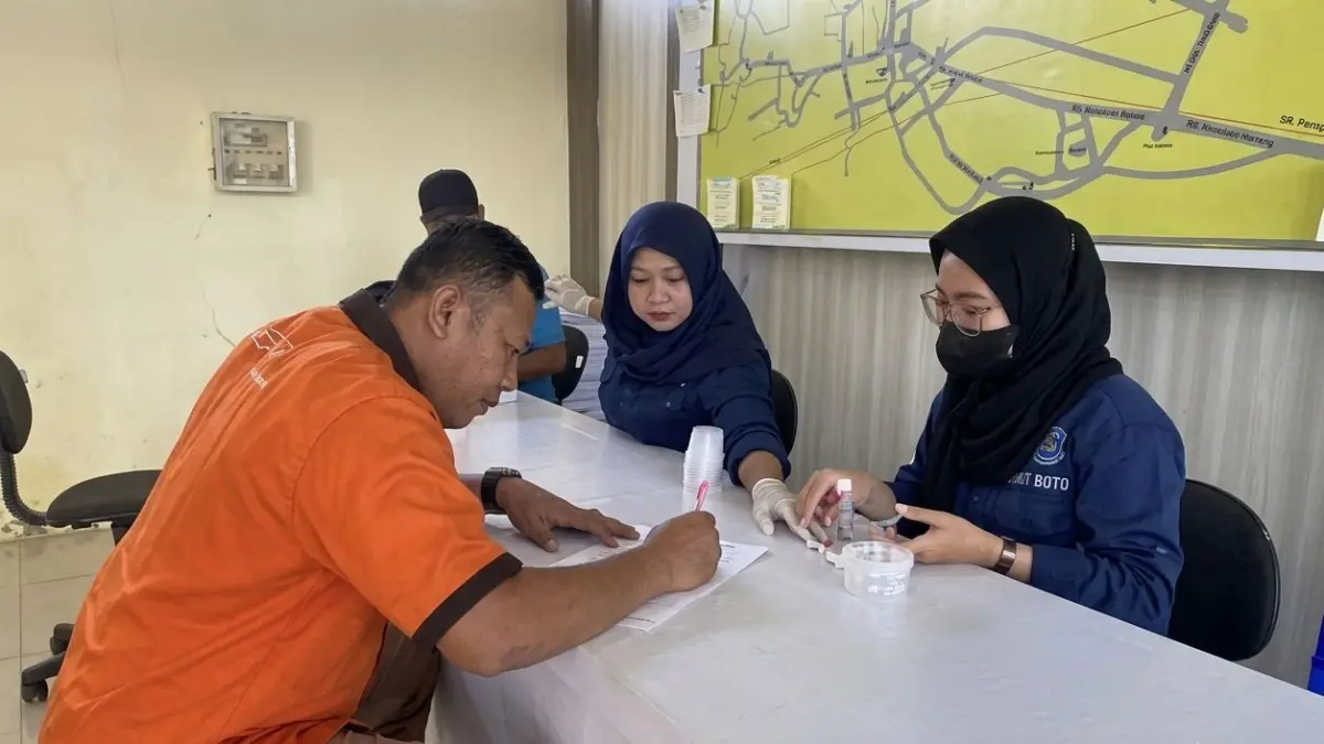 JALANI SKRINING:&nbsp;Salah seorang warga melakukan tes urine di BNN Kota Batu beberapa waktu lalu. Sepanjang tahun ini angka partisipasi rehabilitasi rawat jalan naik signifikan.