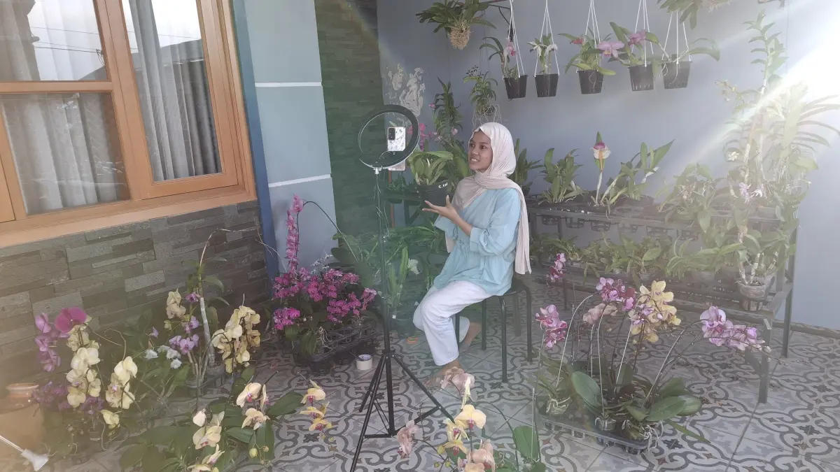 LIVE TIKTOK: Gen Z melakukan&nbsp;live streaming&nbsp;untuk menjual anggrek secara online dari aplikasi TikTok.