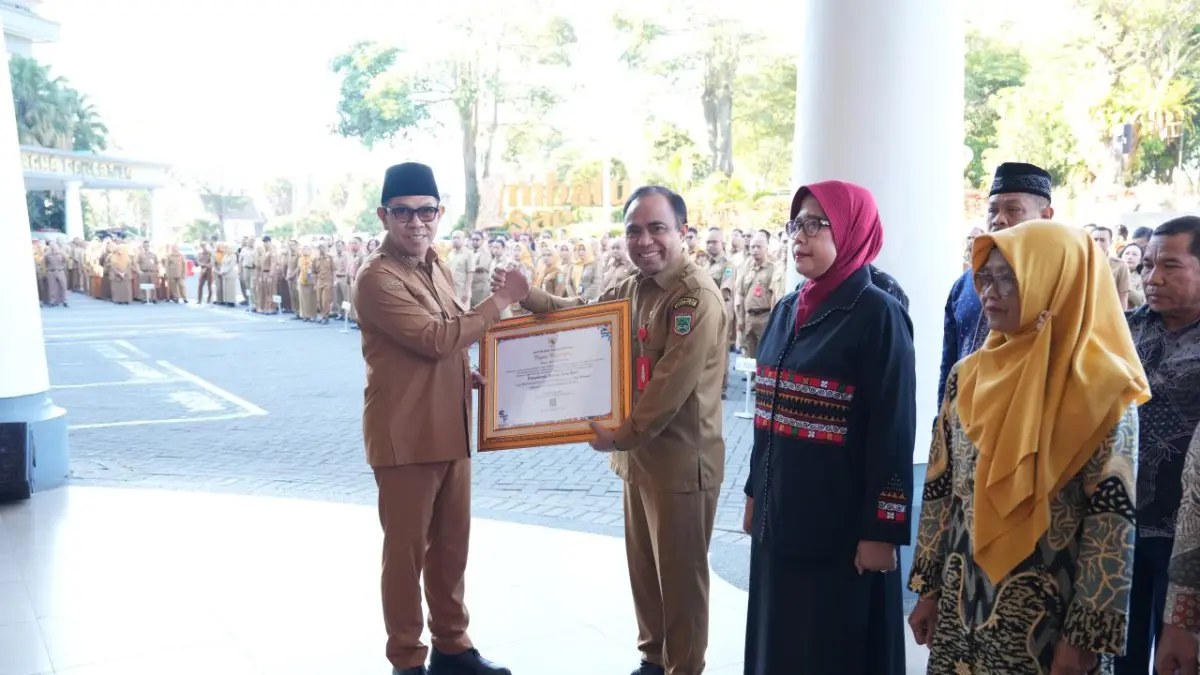 PURNATUGAS:&nbsp;Wali Kota Batu Nurochman menyerahkan SK pensiun kepada salah seorang ASN di Balai Kota Among Tani pada Senin lalu (8/6).