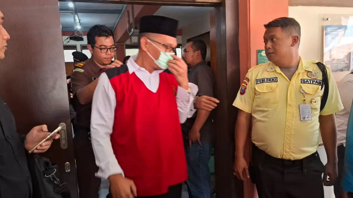 KRIMINAL: Pelaku pembunuhan mahasiswi UMM keluar dari ruang persidangan Pengadilan Negeri Malang pada Rabu lalu (10/6).