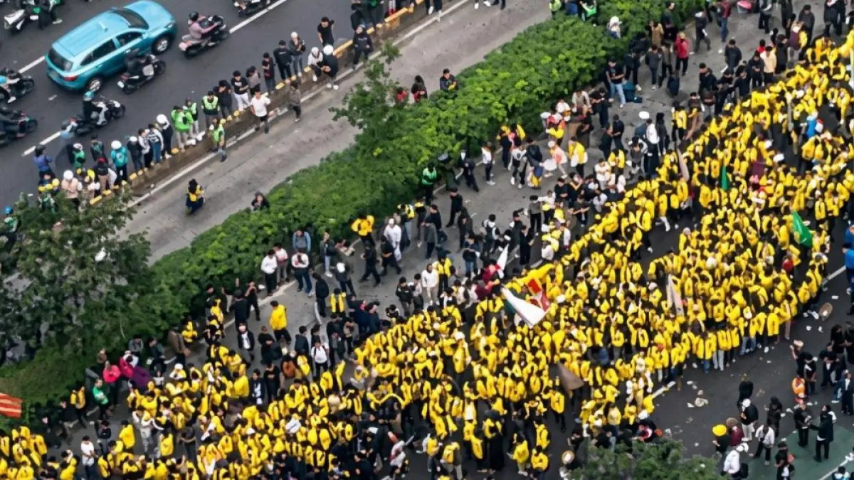 Ribuan mahasiswa menggelar aksi unjuk rasa di Bundaran HI, Jakarta. Jumat (12/6). (Istimewa)