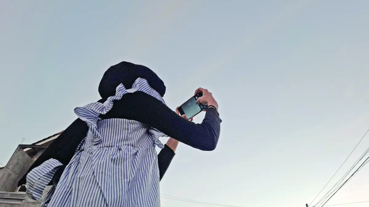 BERBURU FOTO GALAKSI BIMASAKTI: Pengamat astronomi dari Kecamatan Junrejo berburu potret milkyway di Desa Tlekung, Kecamatan Junrejo beberapa hari lalu.