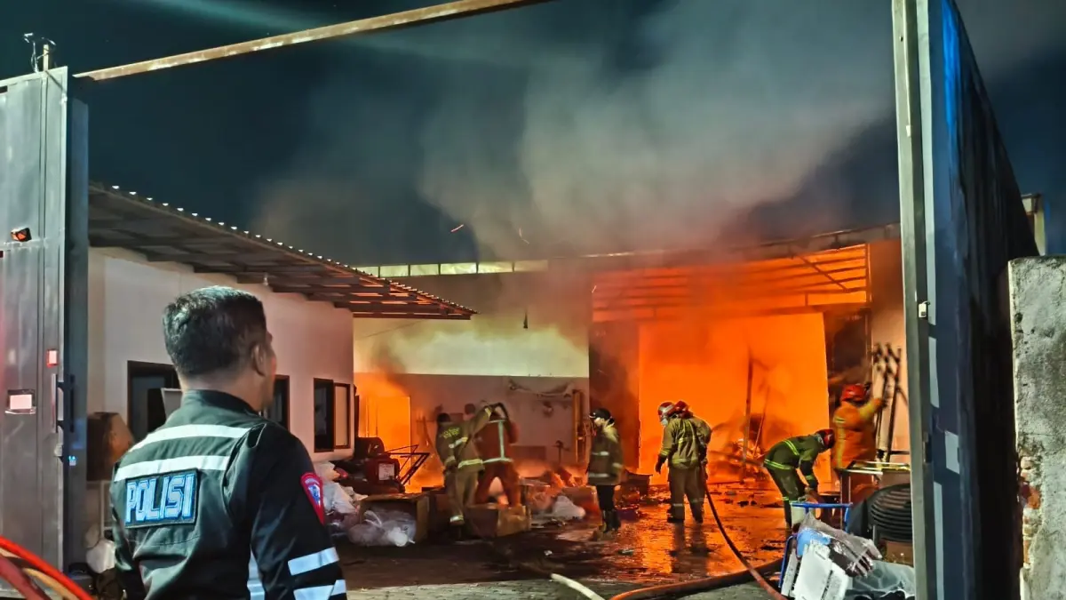 DILALAP API: Tim Damkarmat Kota Batu berjibaku memadamkan api di salah satu bangunan usaha di Desa Pendem, Kecamatan Junrejo Kamis malam (11/6).
