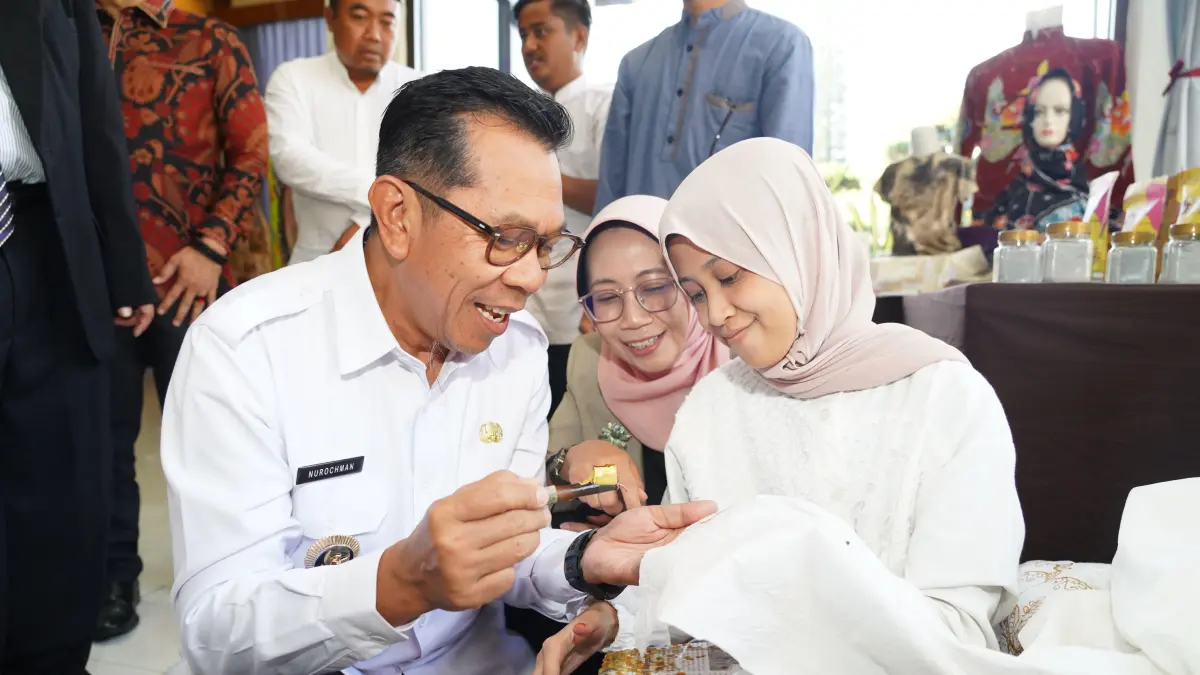 BERI PERHATIAN: Wali Kota Batu Nurochman berinteraksi langsung dengan siswa disabilitas Kota Batu beberapa waktu lalu.