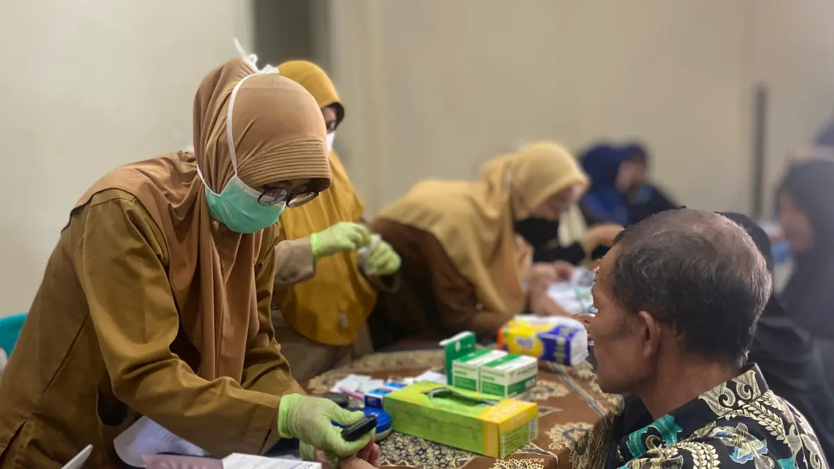 DETEKSI DINI: Salah seorang warga lansia menjalani skrining kesehatan beberapa waktu lalu.