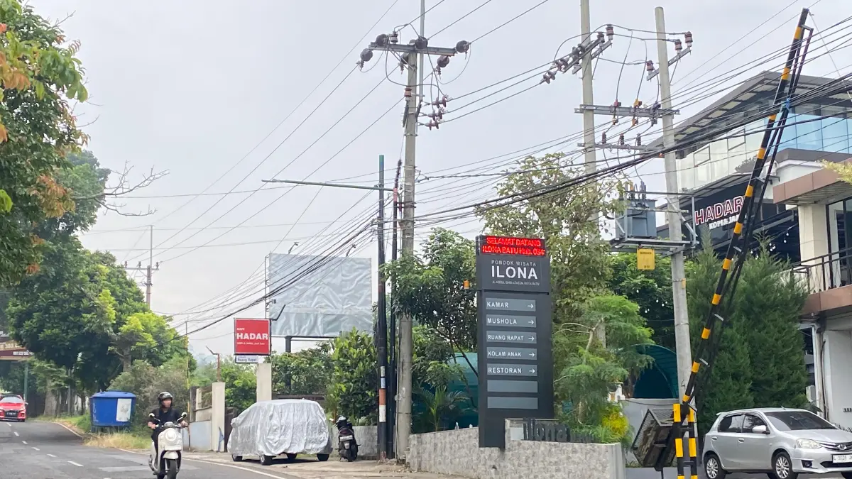 DITARGET PAJAK: Salah satu hotel di Jalan Abdul Ghani Atas, Kecamatan Batu beroperasi kemarin (12/6).