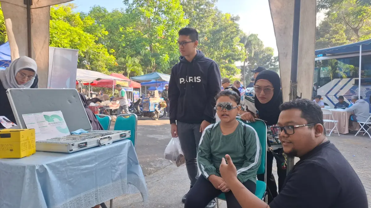 CAR FREE DAY: Pengunjung Car Free Day Mbatu Sae Kota Batu mengakses pemeriksaan mata gratis oleh Klinik Utama IshK Tolaram Eye Centre kemarin (14/6).