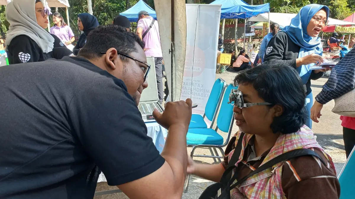 GRATIS: Salah seorang pengunjung CFD Kota Batu menjalani pemeriksaan mata gratis dari IshK Tolaram Eye Centre, Minggu (14/6).