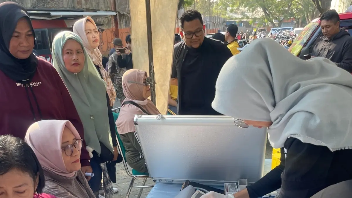 PERIKSA KESEHATAN: Selain pemeriksaan mata gratis stan IshK Tolaram Eye Centre juga membuka layanan kesehatan dasar. 