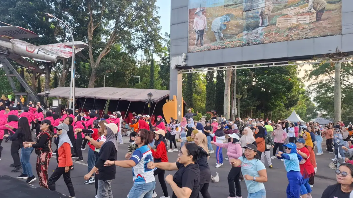 SEMARAK: Warga Kota Batu membaur dengan polisi dan ibu-ibu Bhayangkari dalam senam zumba Car Free Day (CFD) Mbatu Sae yang bertepatan dengan HUT Ke-80 Polri kemarin (14/6).