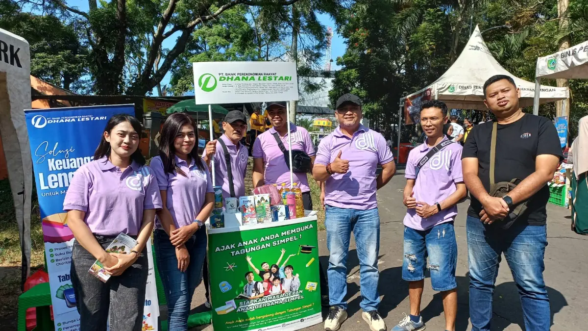 TERJUN LANGSUNG: Pimpinan BPR Dhana Lestari Cabang Dau, Agus Tri (tiga dari kanan) bersama tim saat berada di Car Free Day (CFD) Koa Batu, Minggu (14/6).