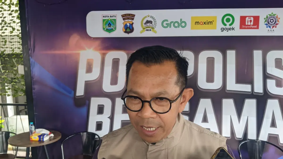 BERI TANGGAPAN: Wali Kota Batu Nurochman menjawab pertanyaan dari awak media beberapa waktu lalu.