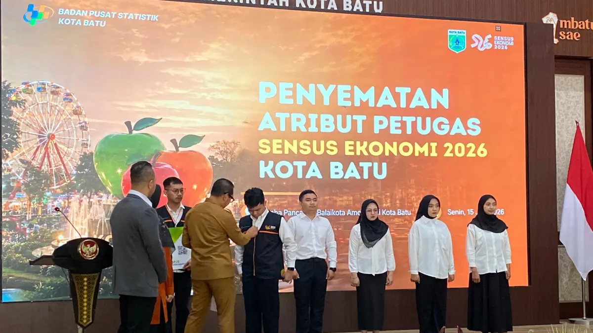 PENGUKUHAN: Wali Kota Batu Nurochman menyematkan tanda petugas Sensus Ekonomi di Gedung Graha Pancasila Balai Kota Among Tani Batu kemarin (15/6).