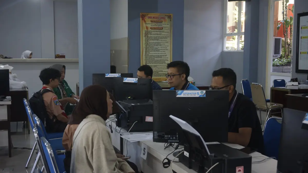 SELEKSI KETAT: Beberapa wali murid dan calon murid mendaftarkan diri di SMP Negeri 2 Batu kemarin (15/6).