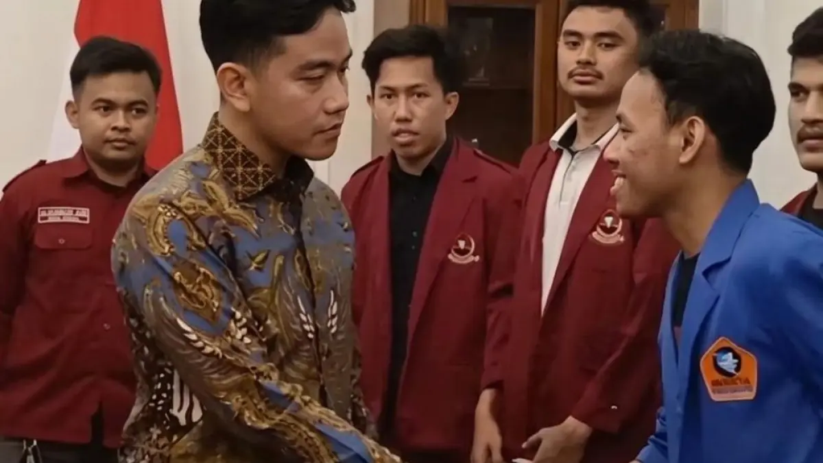 Wakil Presiden Gibran Rakabuming sambut hangat perwakilan mahasiswa aksi unjuk rasa di Istana Wakil Presiden, Senin (15/6). (Istimewa).