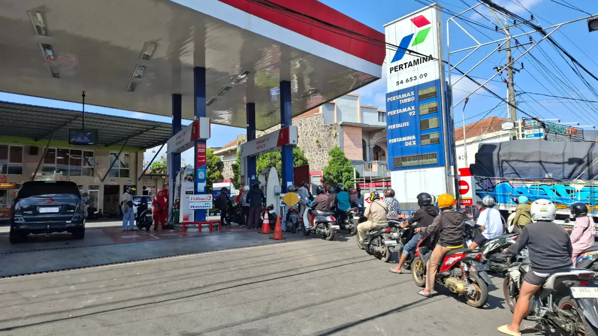 MENGULAR: Antrean panjang pengendara roda dua di Stasiun Pengisian Bahan Bakar Umum (SPBU) 5465309 di Jalan Diponegoro, Kota Batu beberapa hari lalu.
