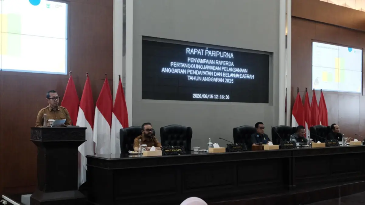 PAPARKAN MATERI: Wali Kota Batu Nurochman memberikan sambutan dalam Rapat Paripurna Penyampaian Raperda tentang Pertanggungjawaban Pelaksanaan APBD TA 2025 di Gedung DPRD pada Senin (15/6).