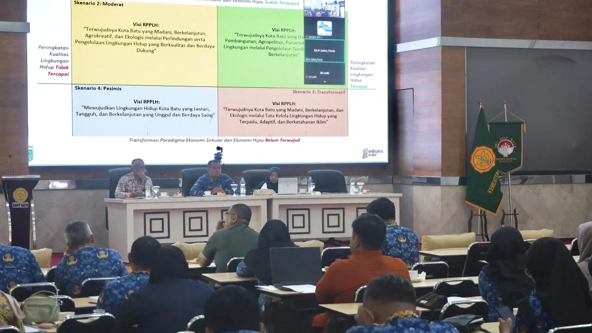 KONSULTASI PUBLIC: Perwakilan DLH Kota Batu memaparkan materi RPPLH dalam kegiatan Konsultasi Publik RPPLH di BBPP Batu, Kelurahan Songgokerto kemarin (17/6).