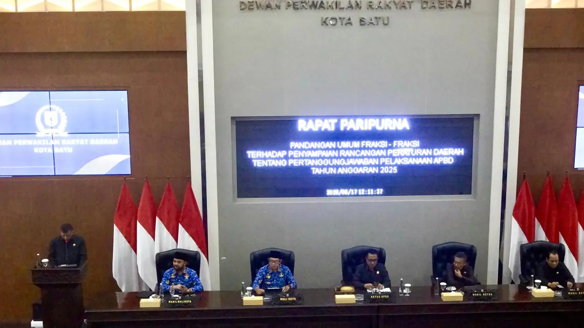 PANDANGAN UMUM: Jubir DPRD Kota Batu Sudiono menyampaikan pandangan umum fraksi terkait Raperda Pertanggungjawaban APBD 2025 di Gedung Dewan, kemarin (17/6).