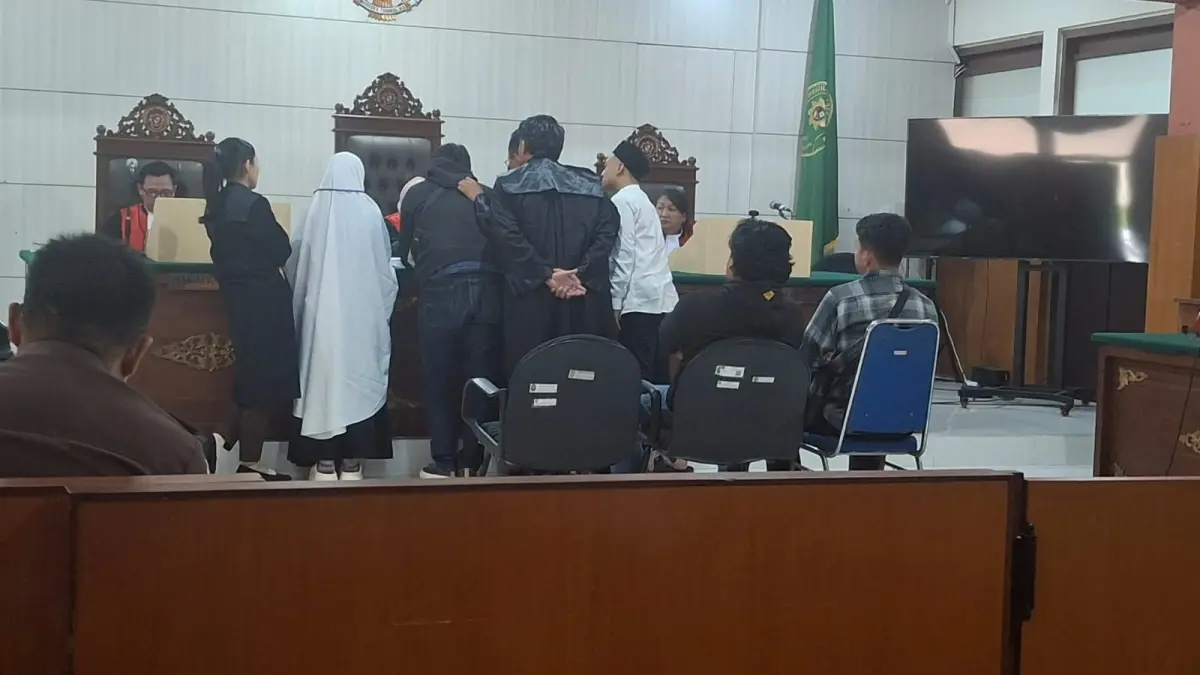 PERSIDANGAN: Saksi korban memperlihatkan dua keping emas berbobot masing-masing 1 gram jenis retro yang hilang ketika penyidikan dihadapan majelis hakim, jaksa penuntut umum, kuasa hukum terdakwa, dan terdakwa kemarin 17/6).