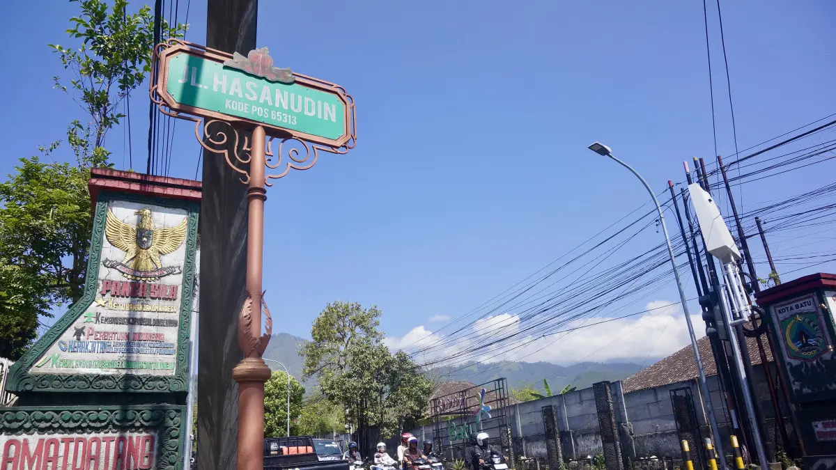 DIROMBAK TOTAL: Aspal kawasan Jalan Hasanuddin Desa Pesanggrahan Kecamatan Batu terlihat bergelombang kemarin (18/6).