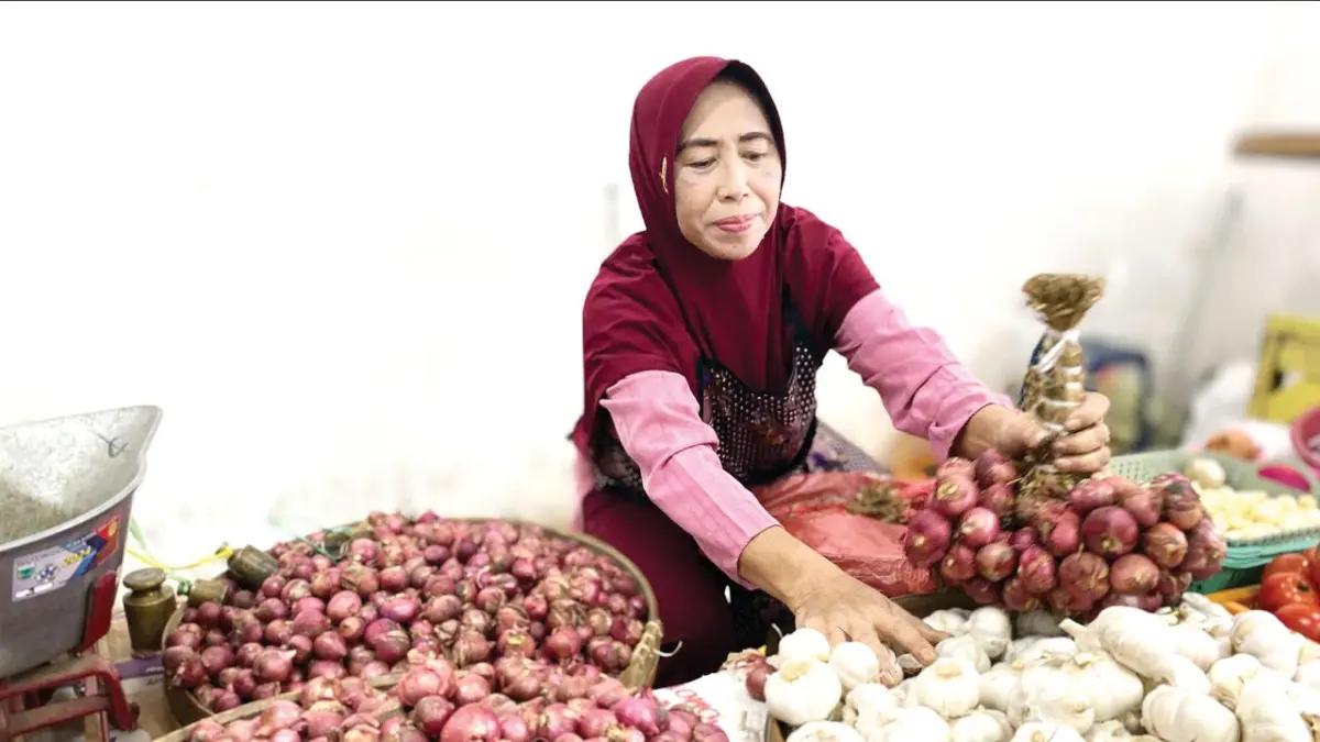 PICU INFLASI: Sejumlah komoditas bawah merah dan bawang putih dijajakan di Pasar Induk Among Tani Batu kemarin (18/6).