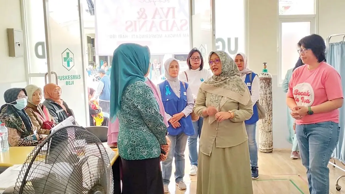 SKRINING RUTIN: Petugas Dinkes Kota Batu meninjau skrining kesehatan di Puskesmas Beji beberapa waktu lalu.