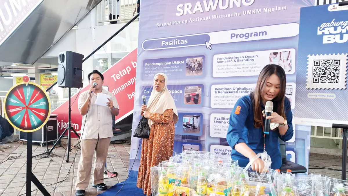 SRAWUNG UMKM: Seorang ibu menjawab pertanyaan pembawa acara terkait pengembangan bisnis di Pasar Induk Among Tani Kota Batu, Kamis (18/6).