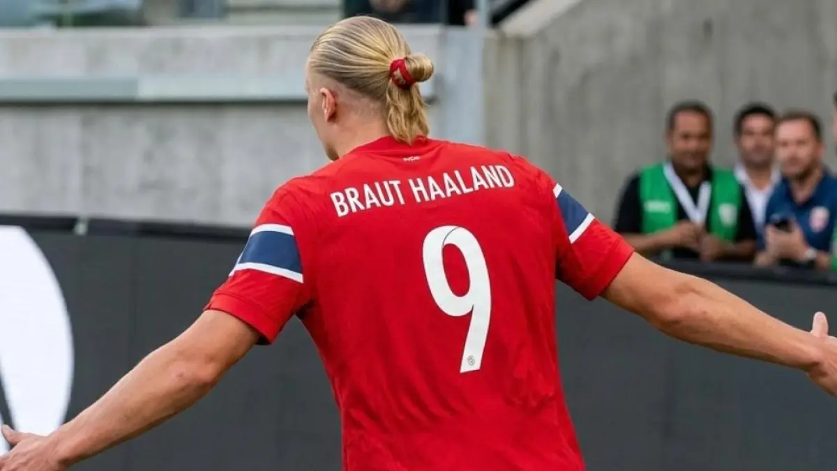 Striker Timnas Norwegia, Erling Haaland terlihat mengenakan jersey dengan nama Braut Haaland dalam laga Piala Dunia 2026. (Istimewa).