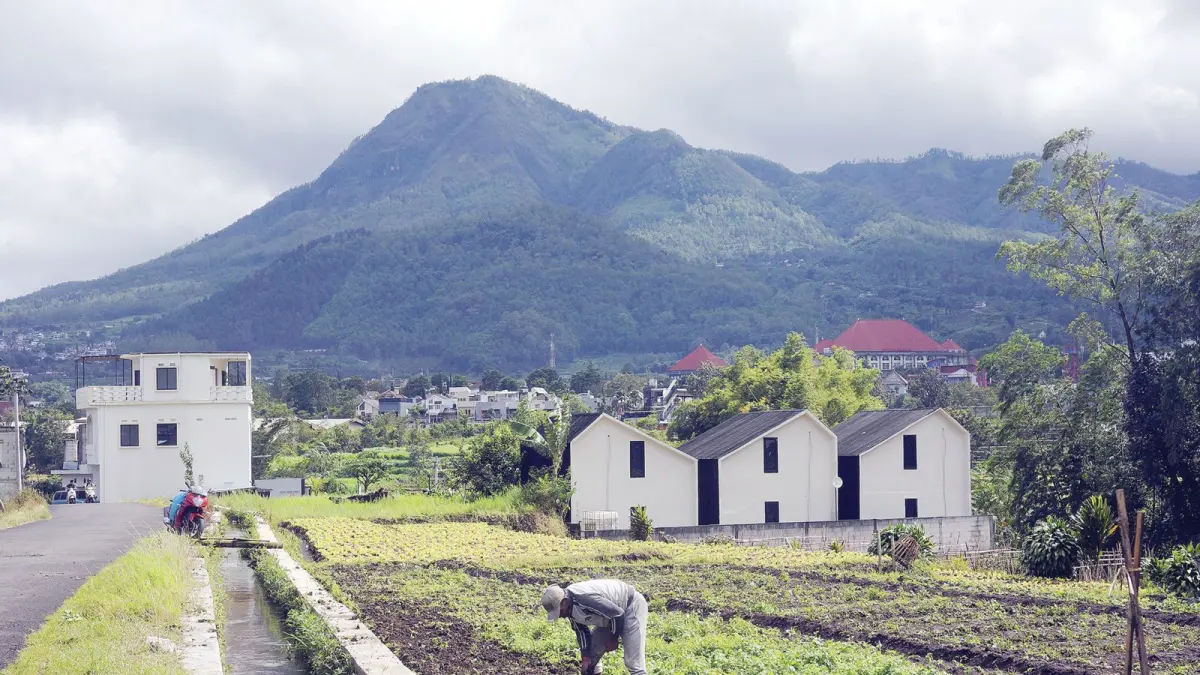 KAKI GUNUNG: Seorang petani Kota Batu membersihkan rerumputan di kebun miliknya beberapa hari lalu. Foto: RORI DINANDA BESTARI/RADAR BATU